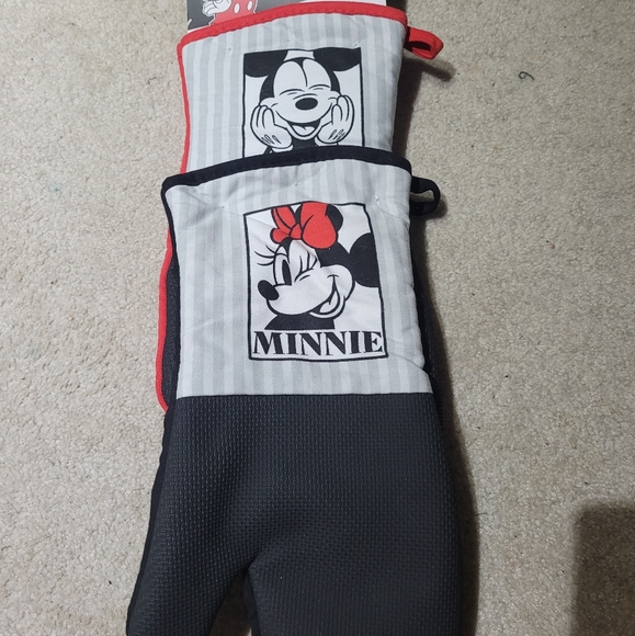 Disney Mickey and Minnie mouse oven gloves - Picture 1 of 1
